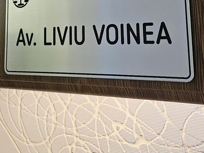 Plăcuța de pe ușa cabinetului: Av. Liviu Voinea